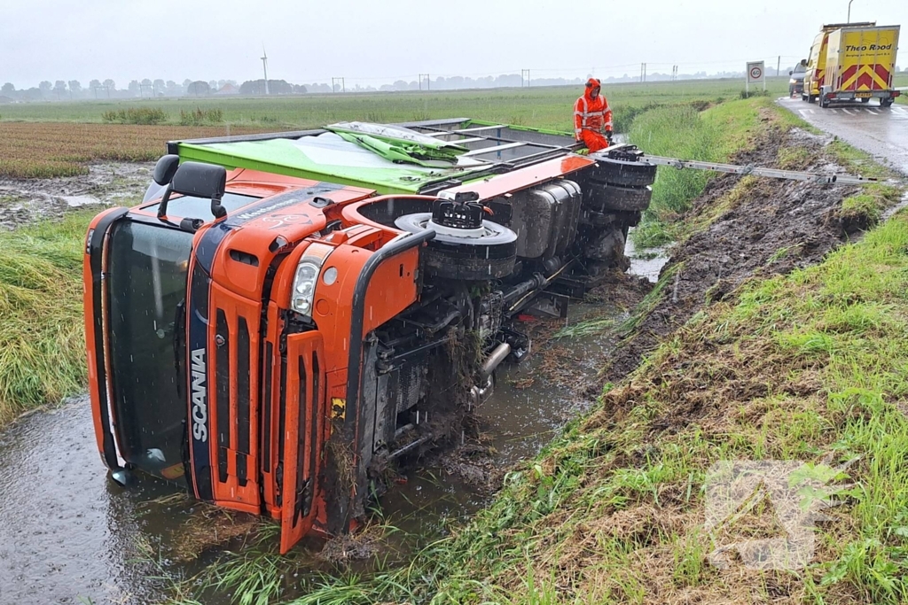 Vrachtwagen belandt in sloot na uitwijkmanoeuvre