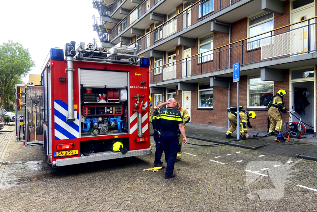 Brandweer blust keukenbrand in flatwoning