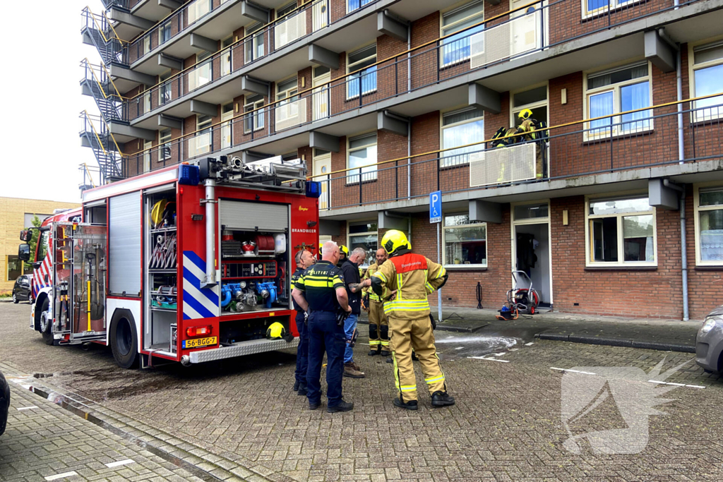 Brandweer blust keukenbrand in flatwoning