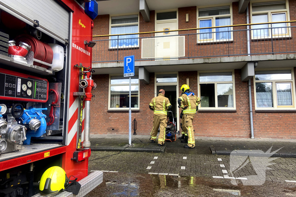 Brandweer blust keukenbrand in flatwoning