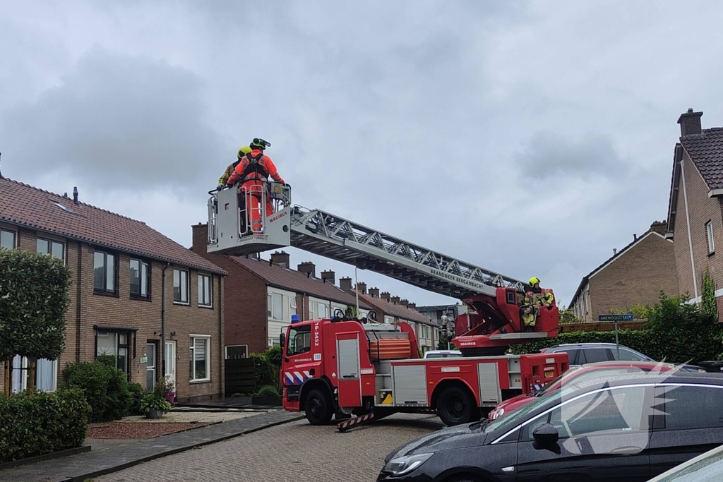 Boom waait tegen woning en beschadigd ruit