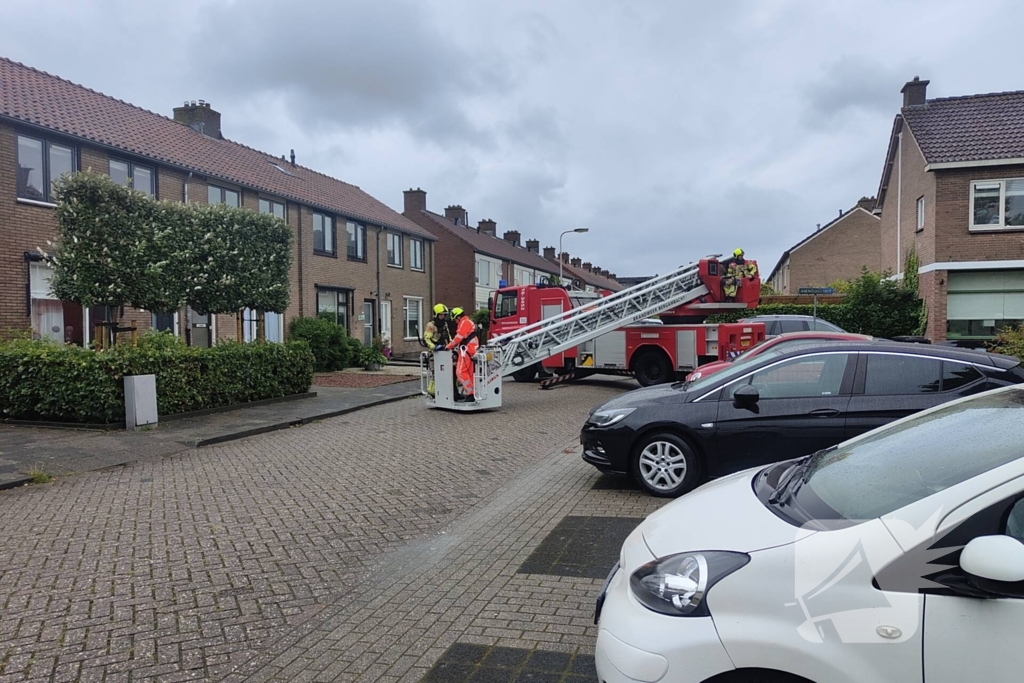 Boom waait tegen woning en beschadigd ruit