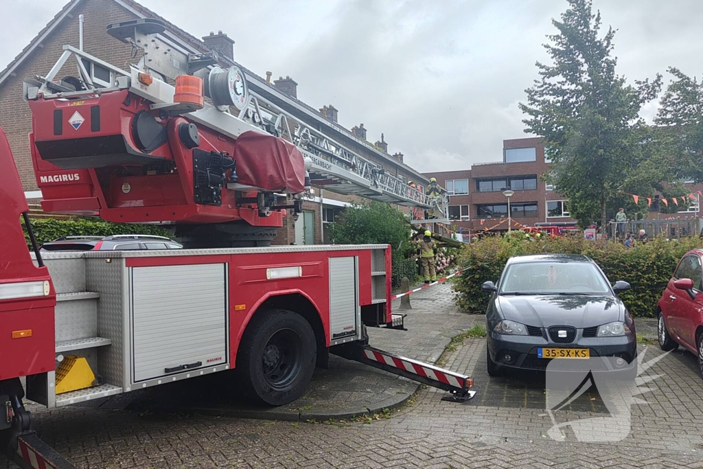 Boom waait tegen woning en beschadigd ruit