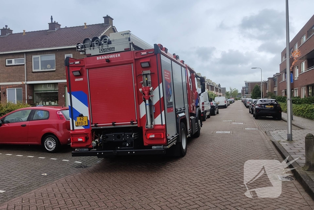 Boom waait tegen woning en beschadigd ruit