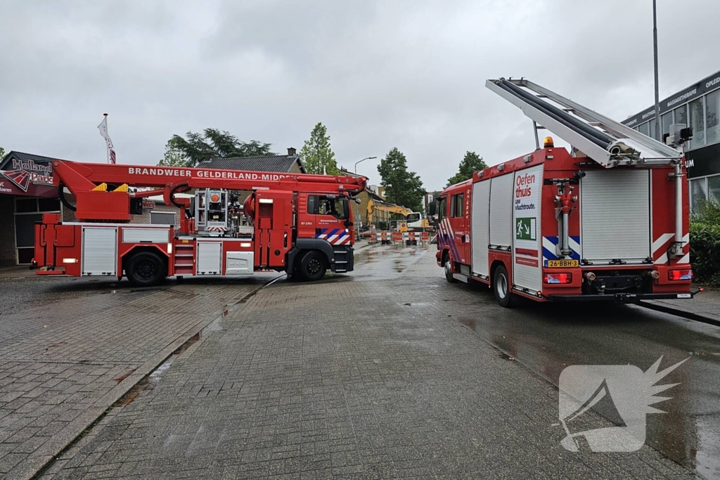 Isolatiemateriaal dreigt van dak te waaien, brandweer grijpt in