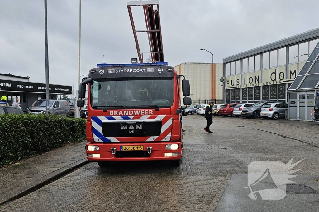 Isolatiemateriaal dreigt van dak te waaien, brandweer grijpt in