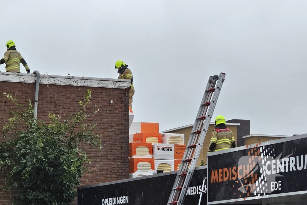 Isolatiemateriaal dreigt van dak te waaien, brandweer grijpt in