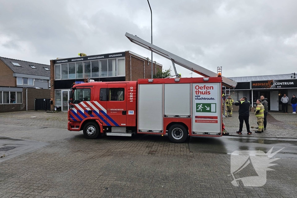 Isolatiemateriaal dreigt van dak te waaien, brandweer grijpt in