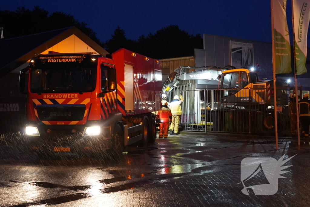 Fundering autobedrijf dreigt te bezwijken door bouwput vol met water