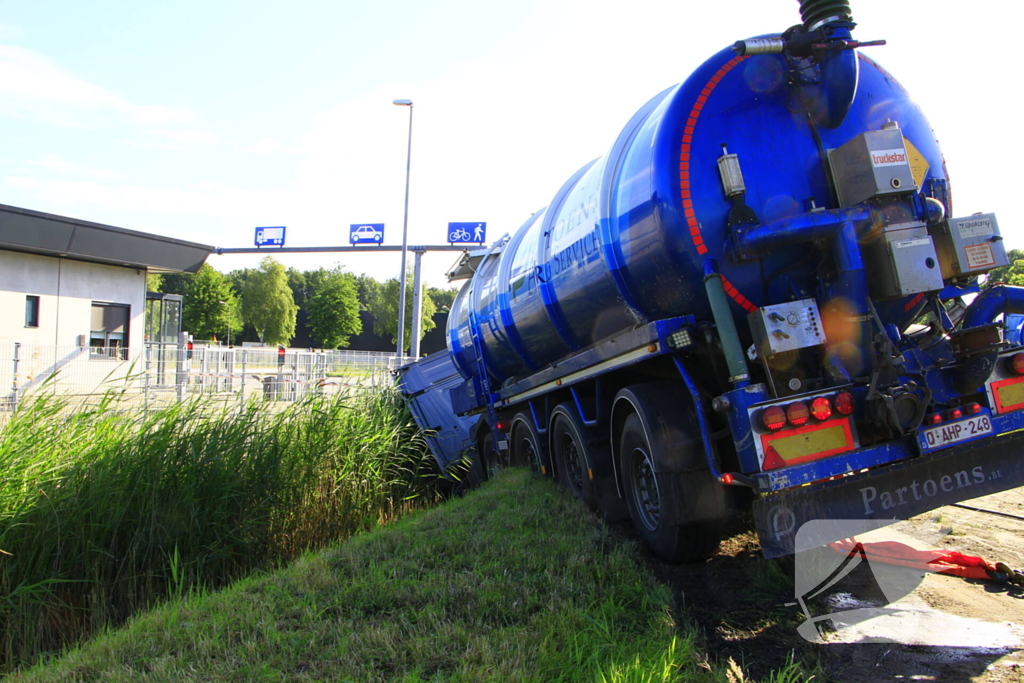 Vrachtwagen in de sloot na ongeval