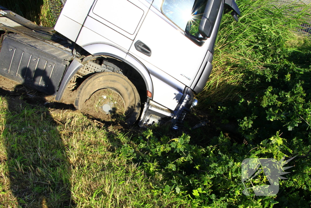 Vrachtwagen in de sloot na ongeval