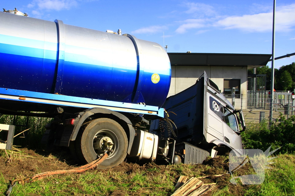 Vrachtwagen in de sloot na ongeval