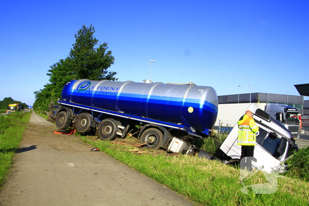 Vrachtwagen in de sloot na ongeval