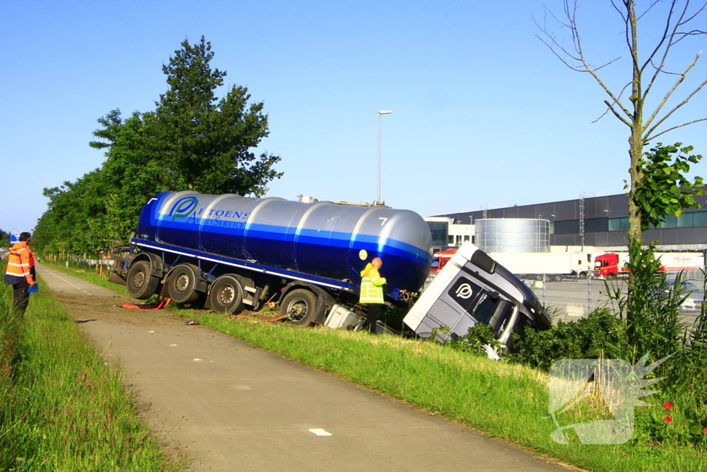 Vrachtwagen in de sloot na ongeval