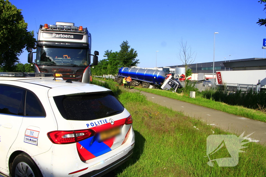 Vrachtwagen in de sloot na ongeval