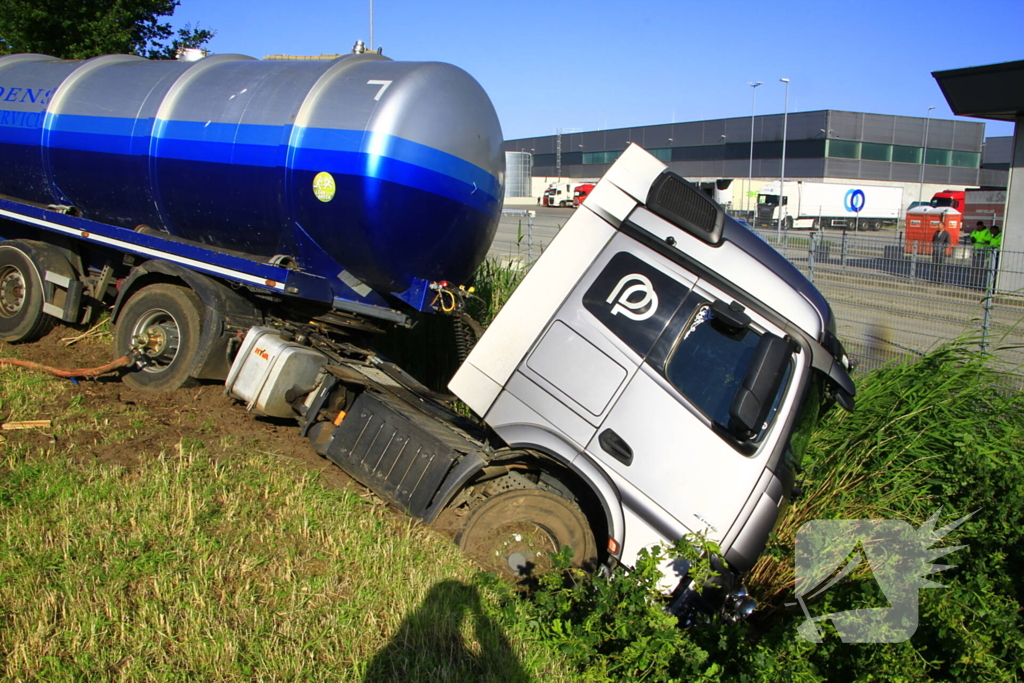 Vrachtwagen in de sloot na ongeval