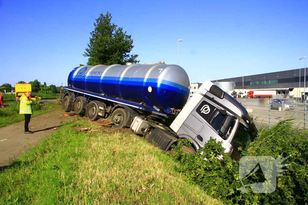 Vrachtwagen in de sloot na ongeval