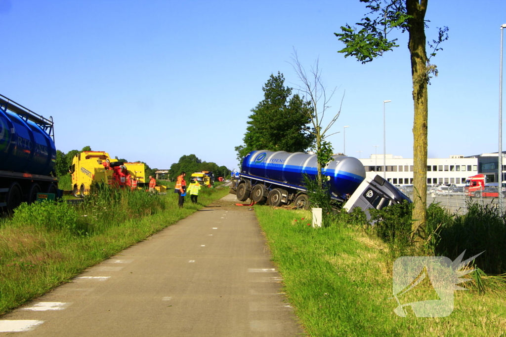 Vrachtwagen in de sloot na ongeval