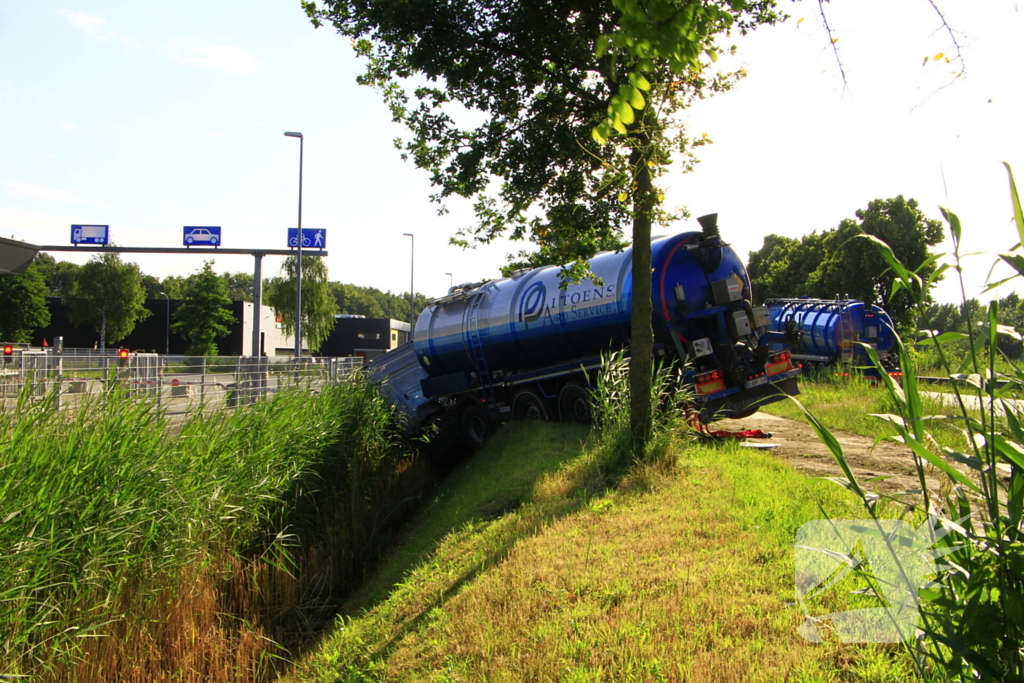 Vrachtwagen in de sloot na ongeval