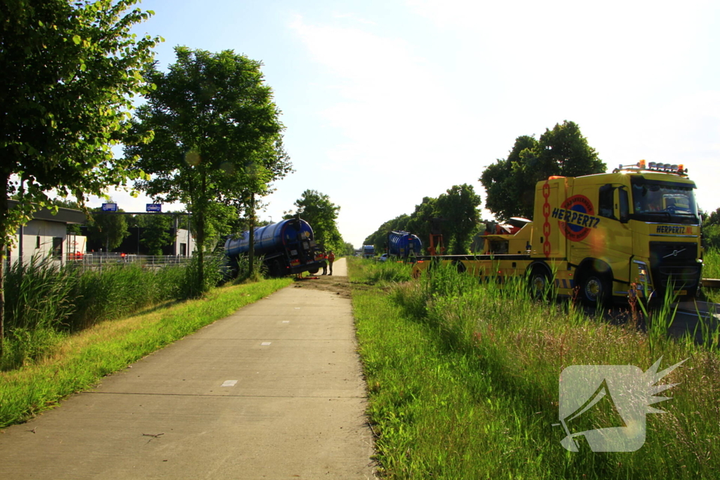 Vrachtwagen in de sloot na ongeval