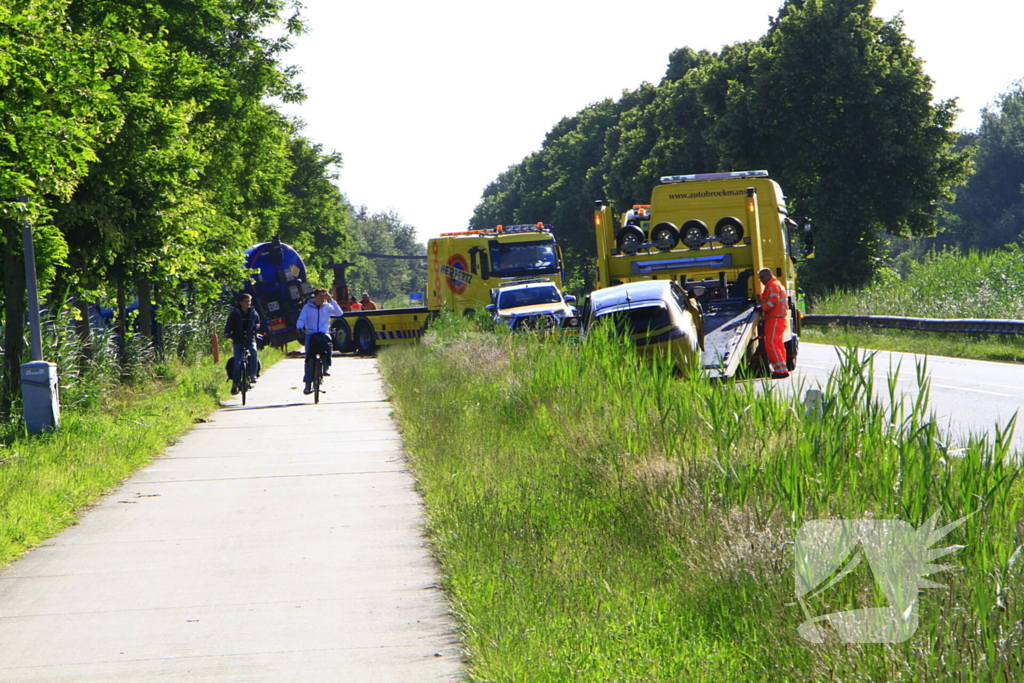 Vrachtwagen in de sloot na ongeval