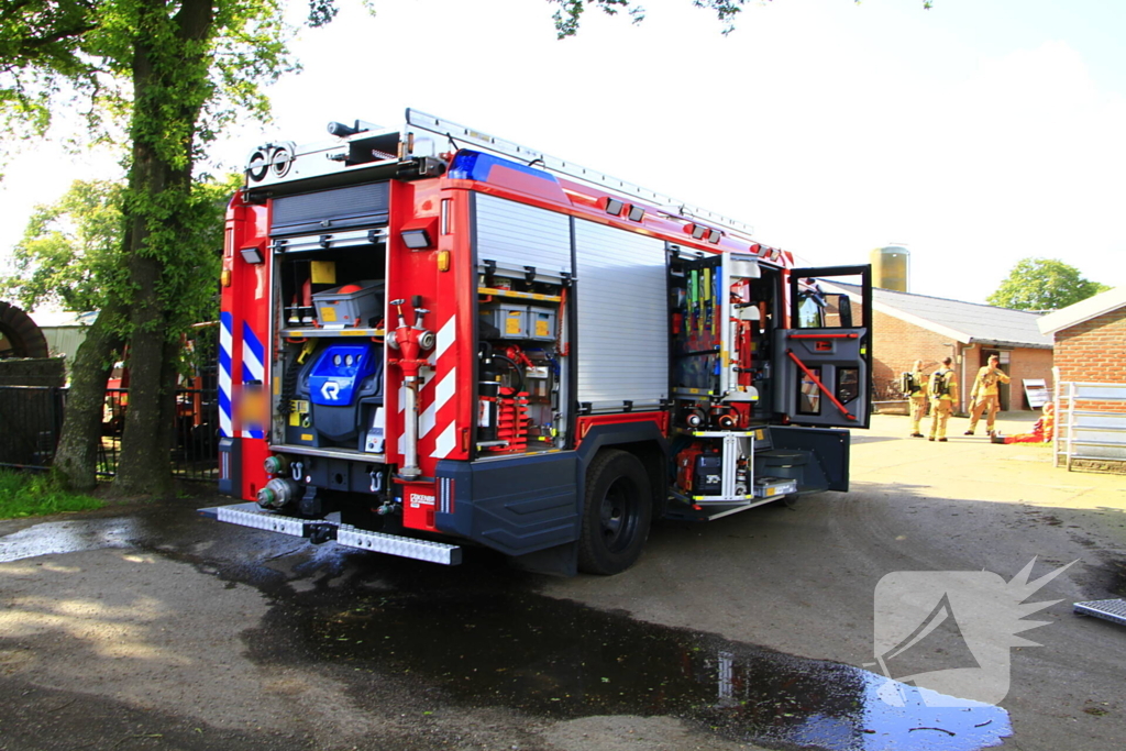 Kalf zakt door rooster, brandweer aanwezig