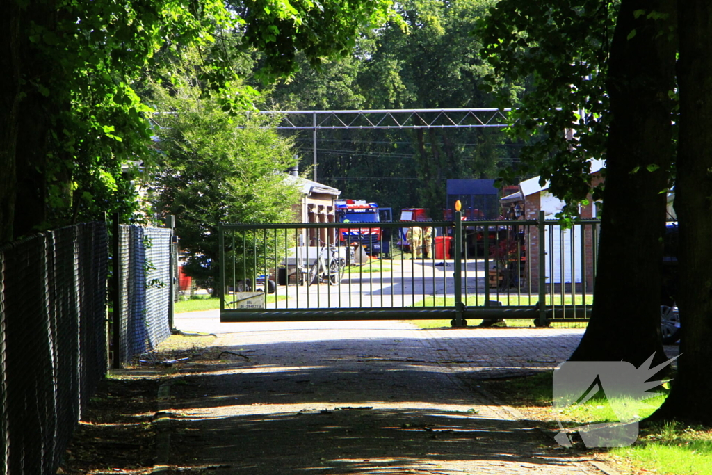 Kalf zakt door rooster, brandweer aanwezig