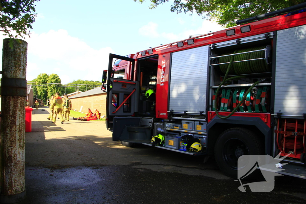 Kalf zakt door rooster, brandweer aanwezig