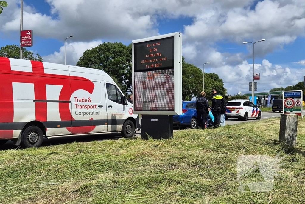 Kind krijgt rondleiding in politieauto na ongeval