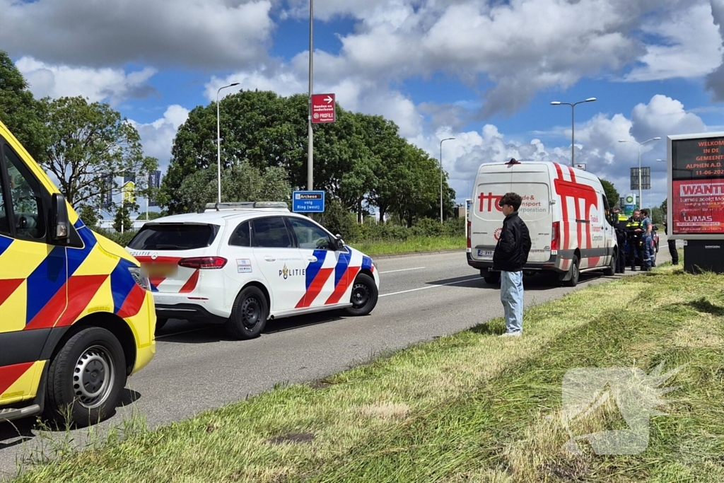 Kind krijgt rondleiding in politieauto na ongeval