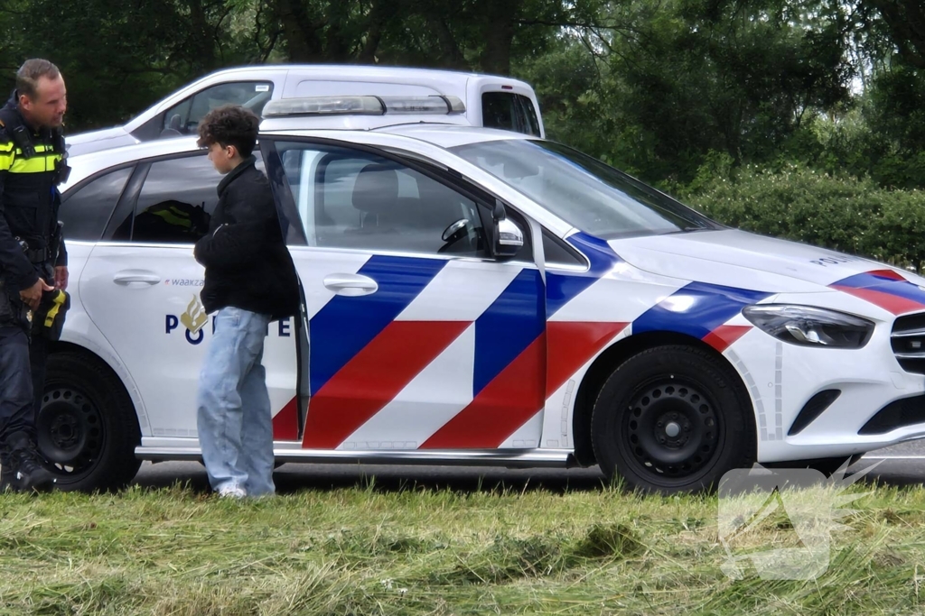 Kind krijgt rondleiding in politieauto na ongeval