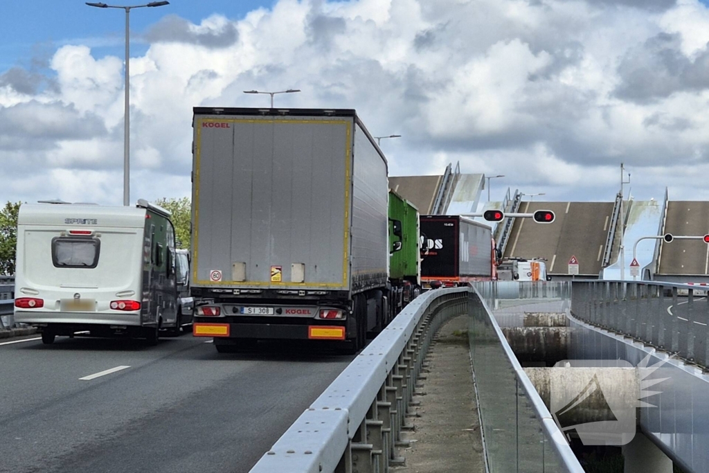 Máximabrug afgesloten wegens defect, verkeer tijdelijk gestrand