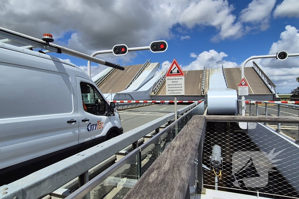 Máximabrug afgesloten wegens defect, verkeer tijdelijk gestrand