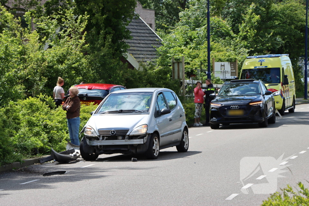 Bestuurder raakt onwel en ramt andere auto