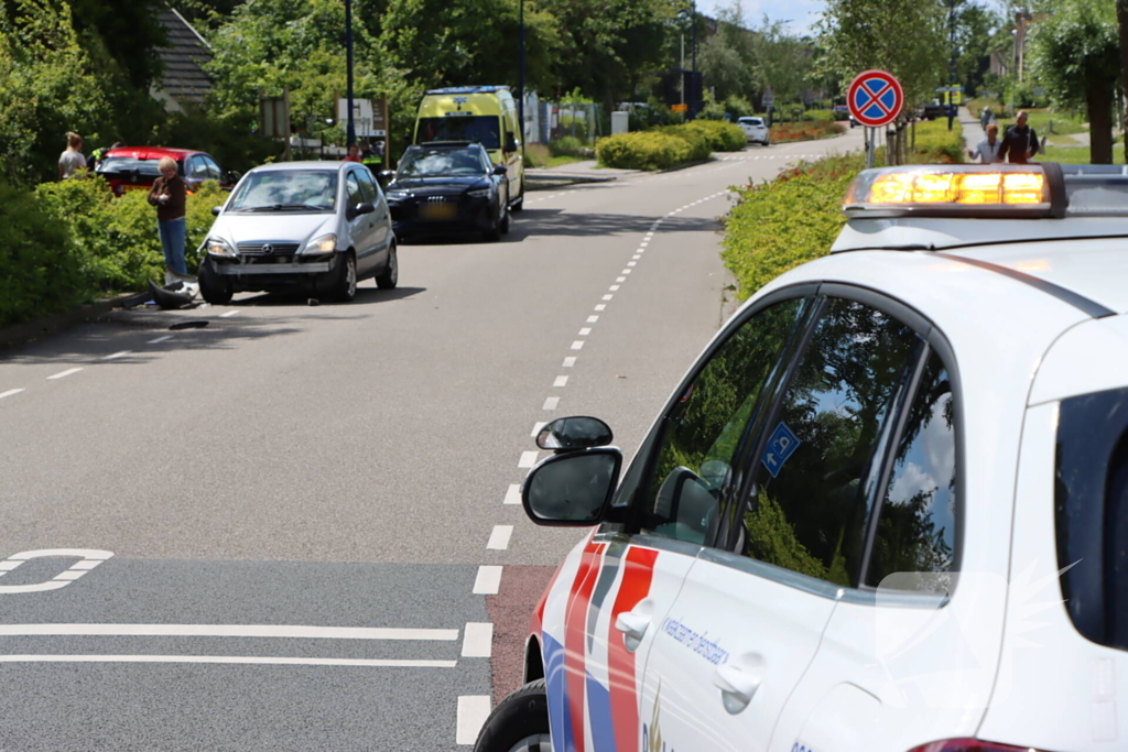 Bestuurder raakt onwel en ramt andere auto