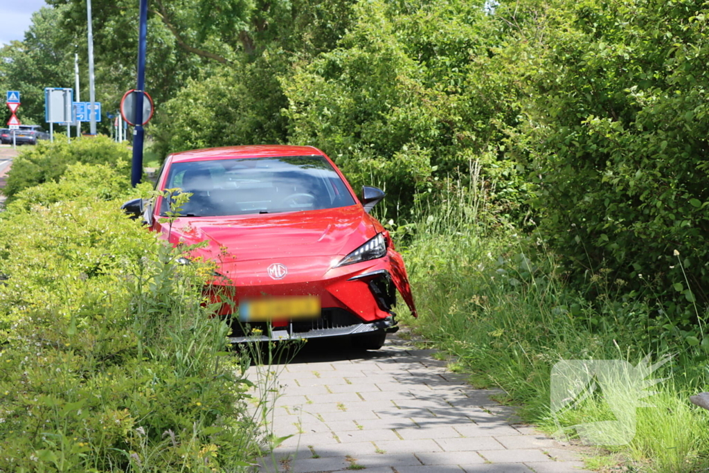 Bestuurder raakt onwel en ramt andere auto