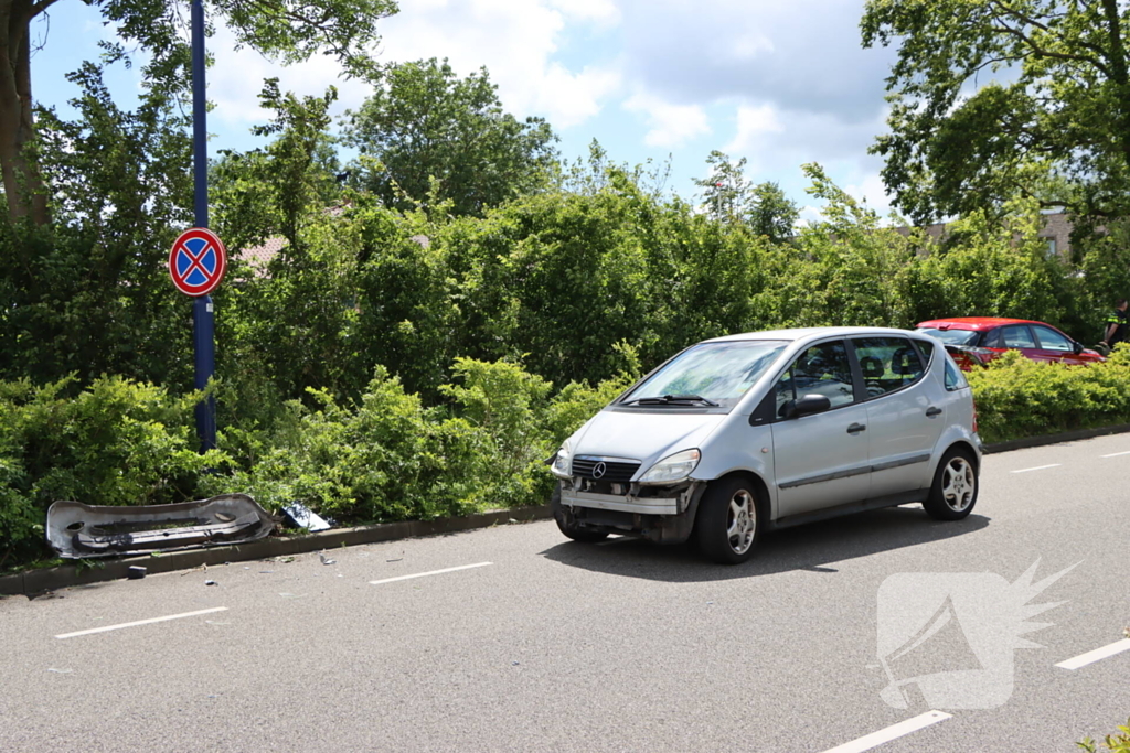 Bestuurder raakt onwel en ramt andere auto