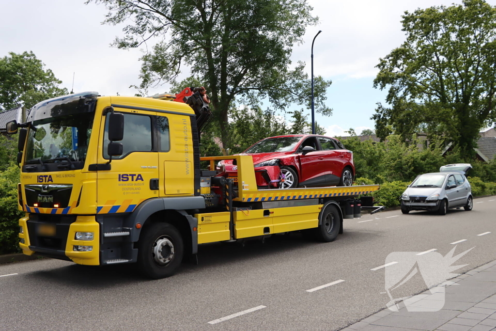 Bestuurder raakt onwel en ramt andere auto