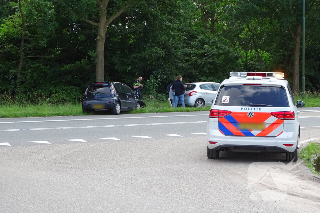 Auto beschadigd na aanrijding op kruising