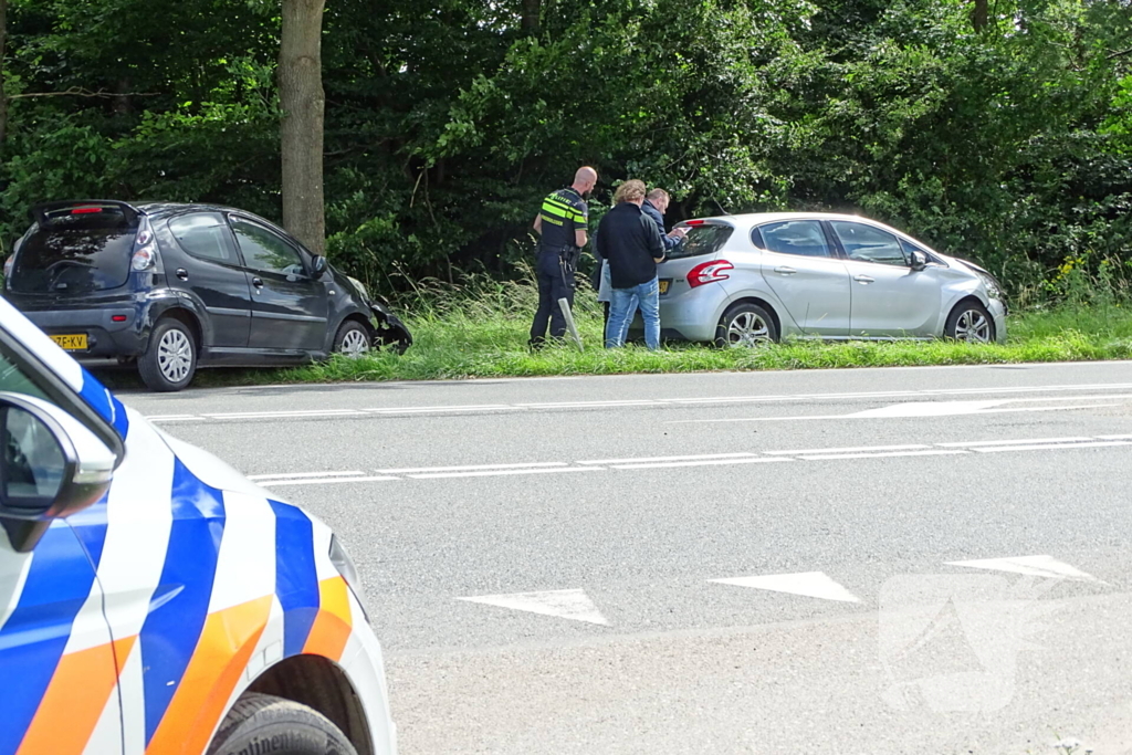 Auto beschadigd na aanrijding op kruising