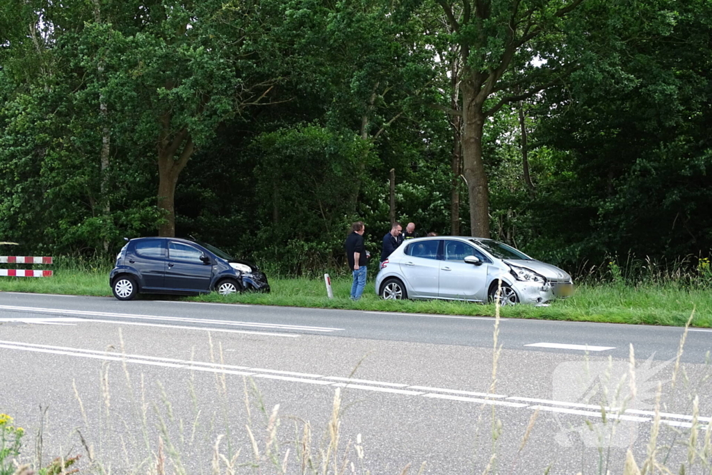 Auto beschadigd na aanrijding op kruising