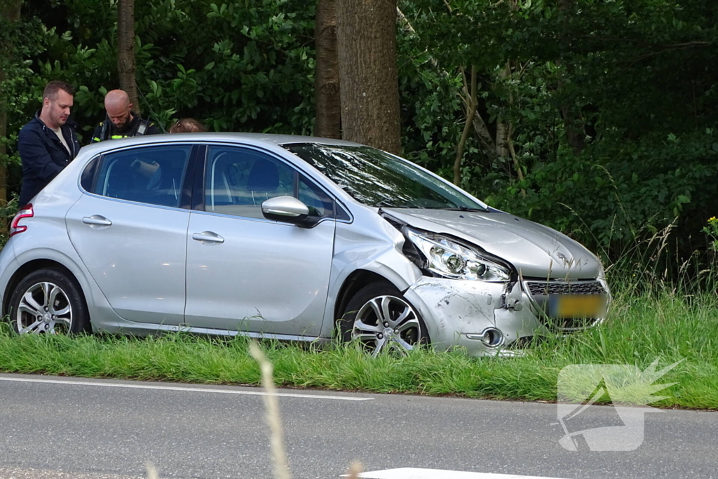 Auto beschadigd na aanrijding op kruising