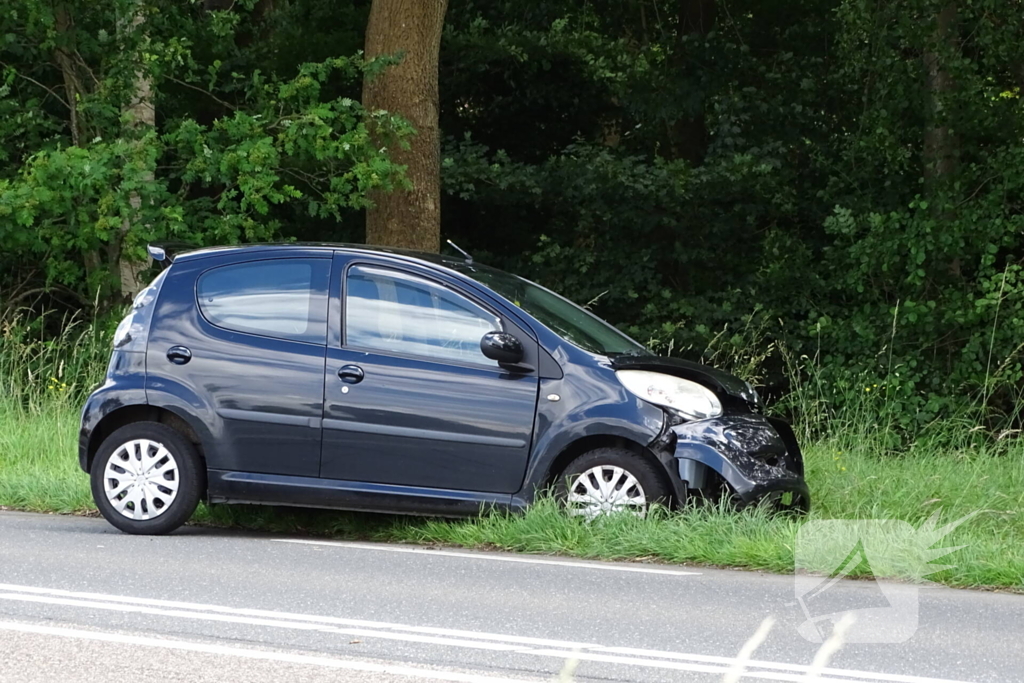 Auto beschadigd na aanrijding op kruising