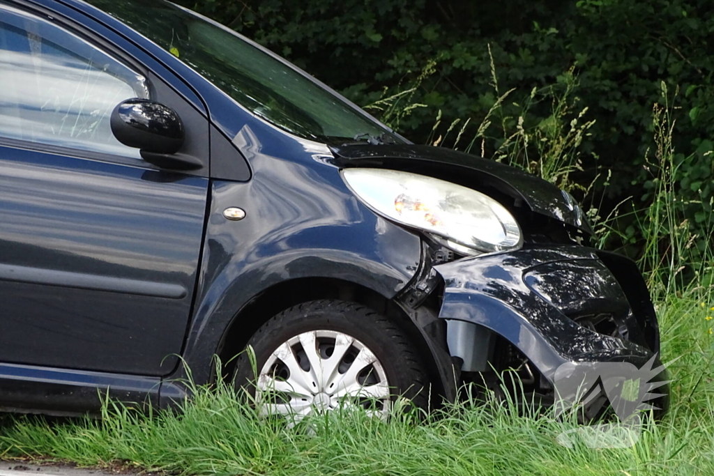 Auto beschadigd na aanrijding op kruising