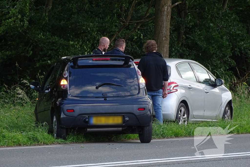 Auto beschadigd na aanrijding op kruising