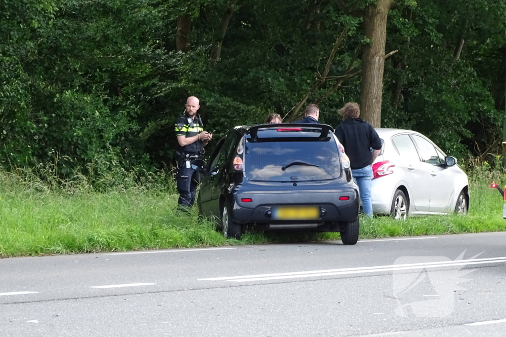 Auto beschadigd na aanrijding op kruising