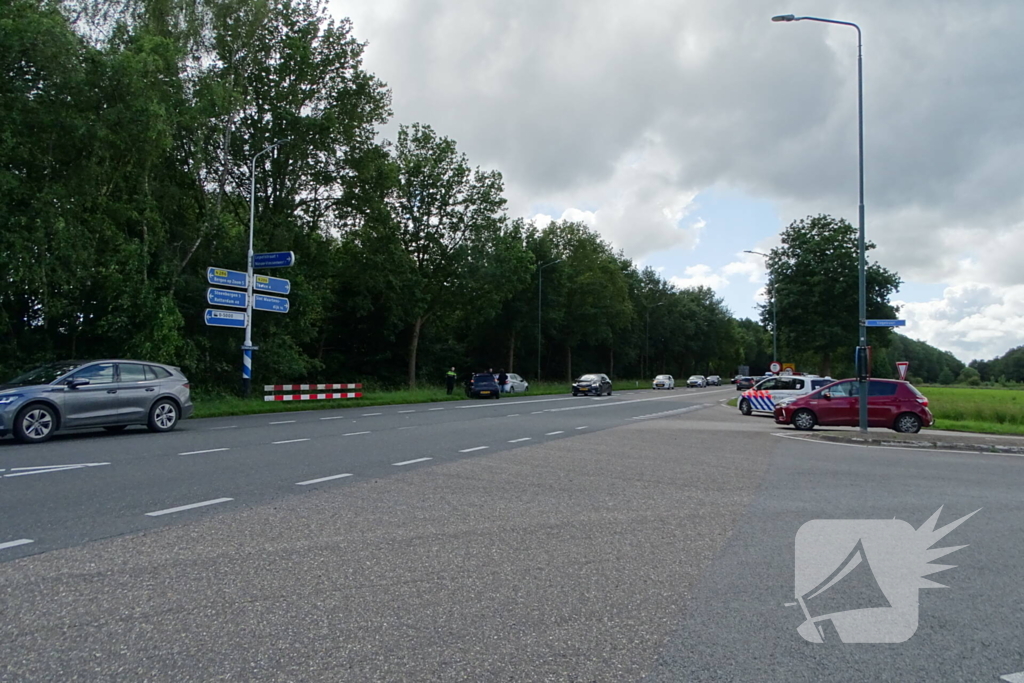 Auto beschadigd na aanrijding op kruising