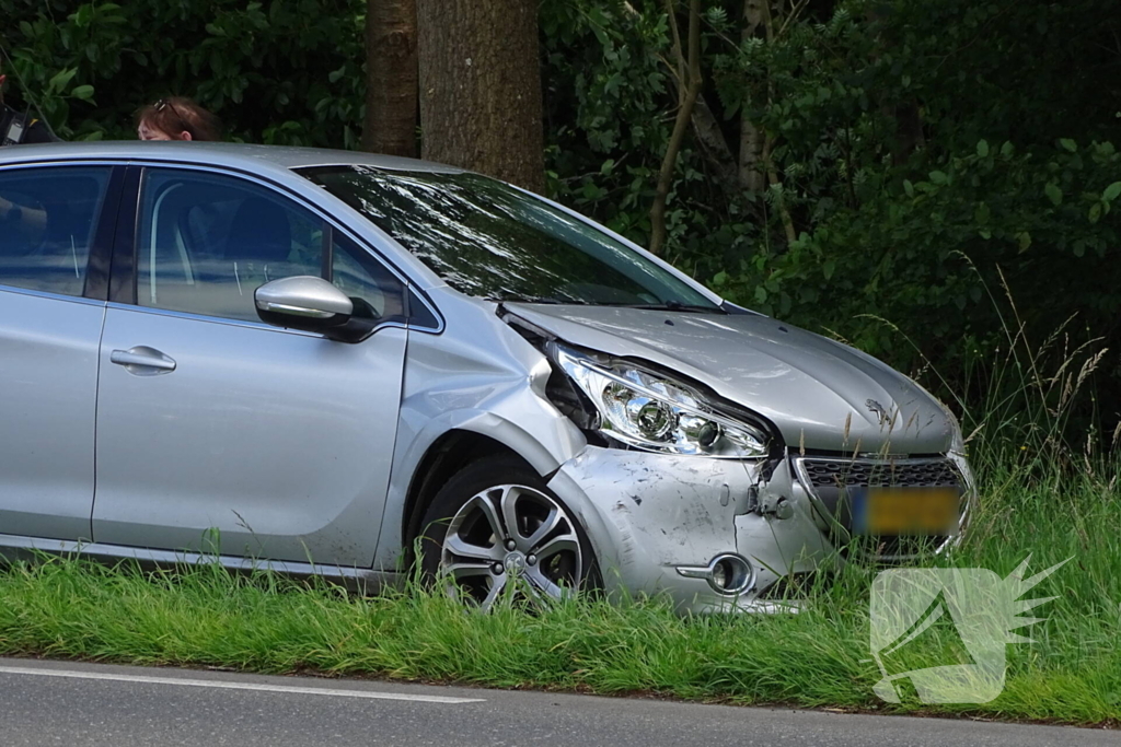 Auto beschadigd na aanrijding op kruising