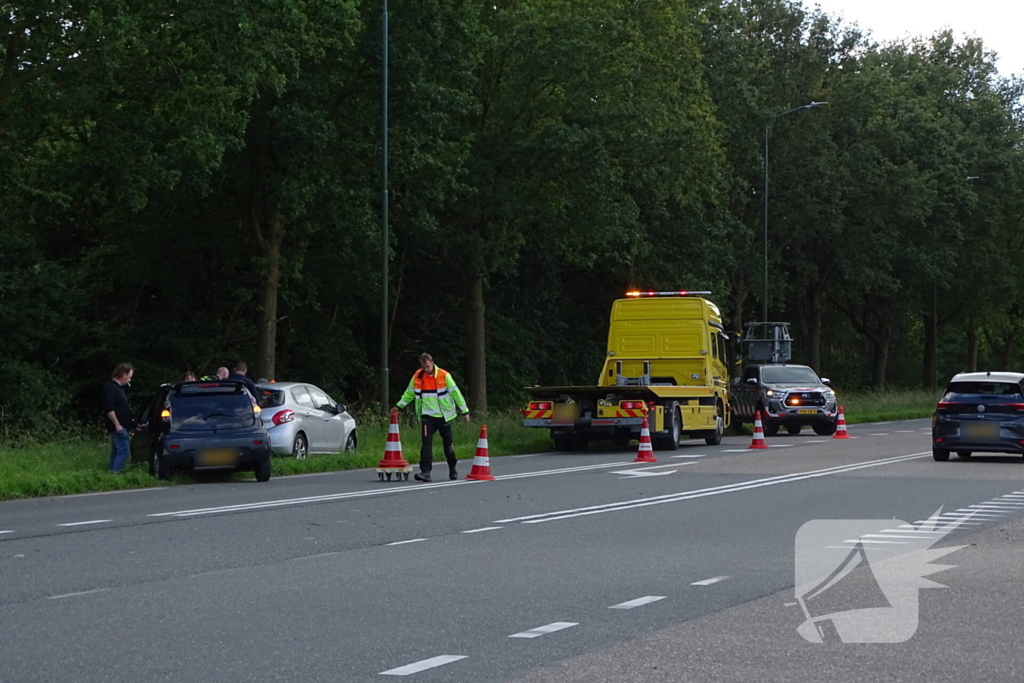 Auto beschadigd na aanrijding op kruising