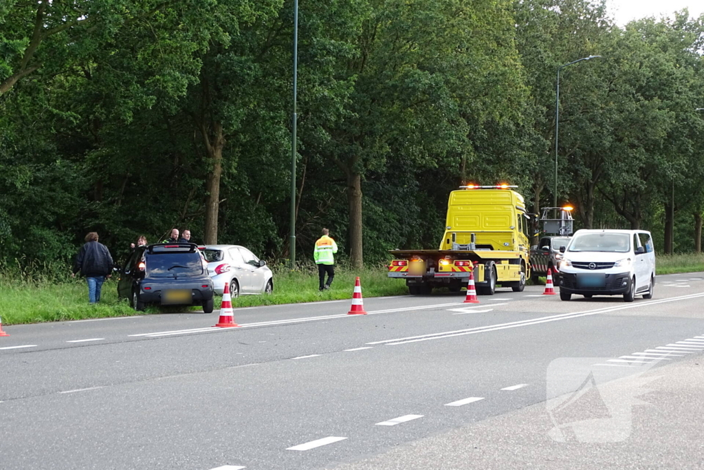 Auto beschadigd na aanrijding op kruising